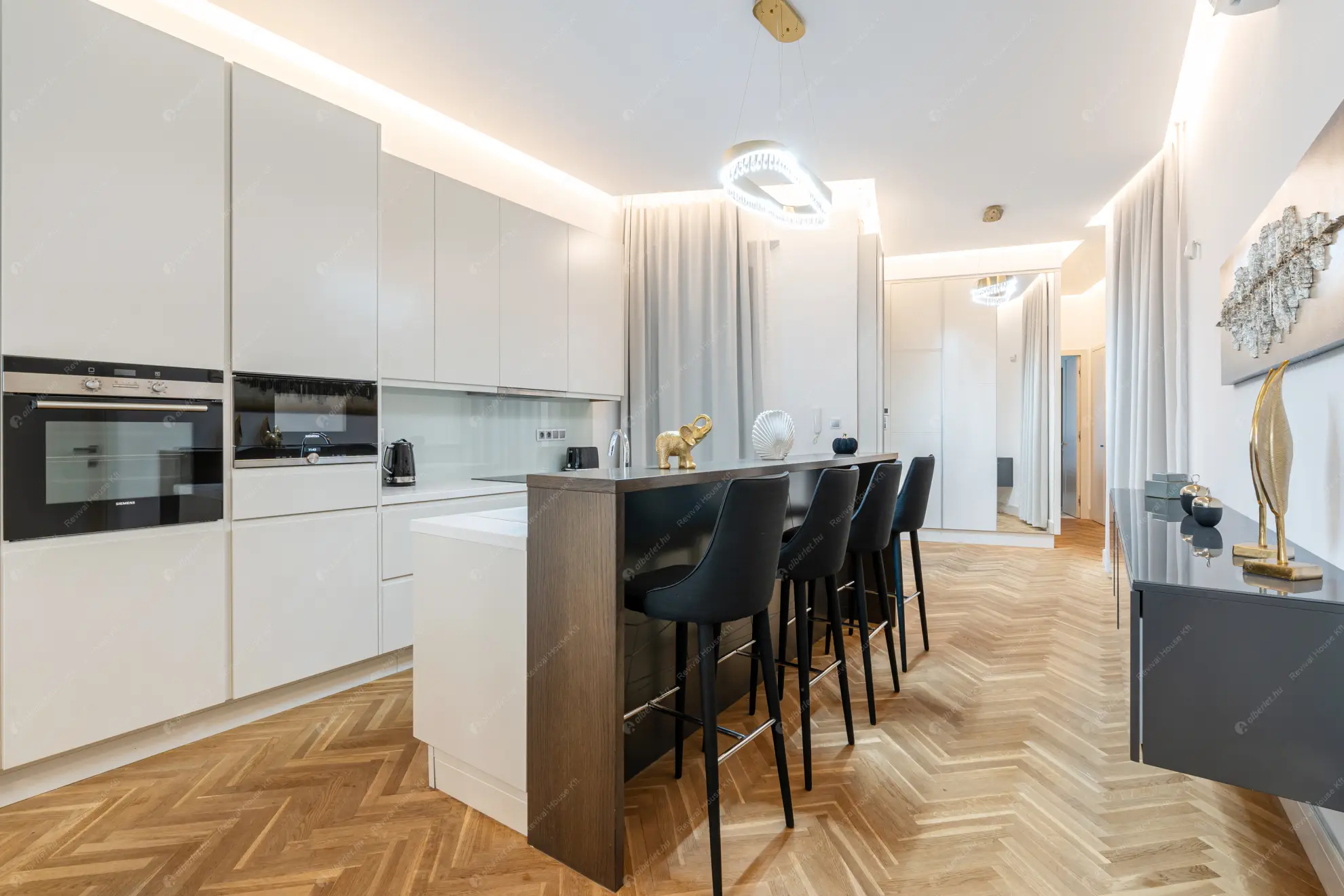 Kiadó albérlet 1290000 Ft/hó áron: Budapest, V. kerület  Kristóf tér. Mérete: 133 nm, 1 szobás | Alberlet.hu - 6587003