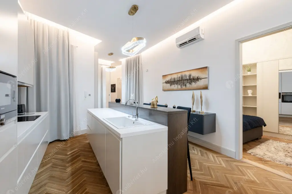 Kiadó albérlet 1290000 Ft/hó áron: Budapest, V. kerület  Kristóf tér. Mérete: 133 nm, 5 szobás | Alberlet.hu - 6551835