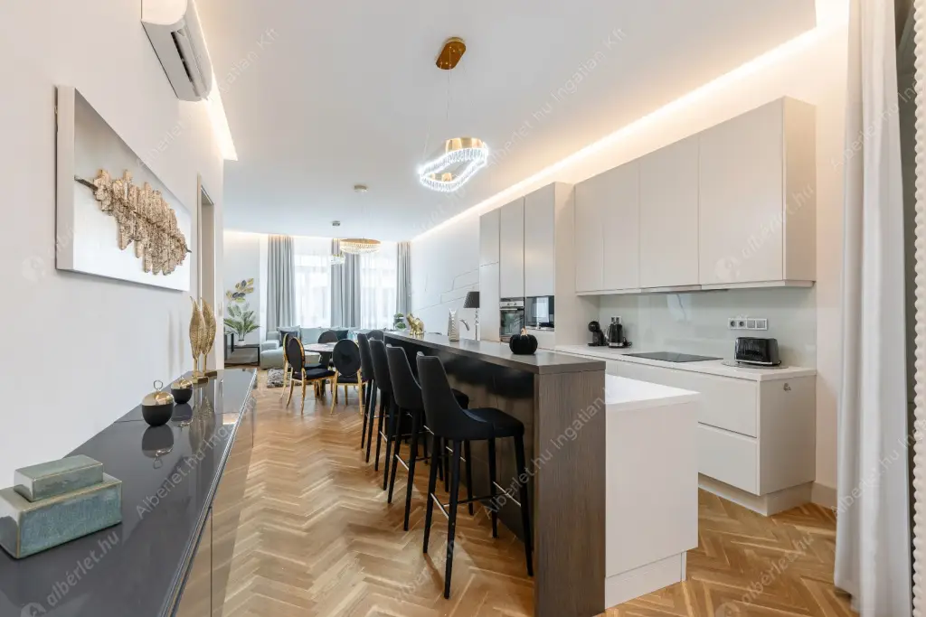 Kiadó albérlet 1290000 Ft/hó áron: Budapest, V. kerület  Kristóf tér. Mérete: 133 nm, 5 szobás | Alberlet.hu - 6551837