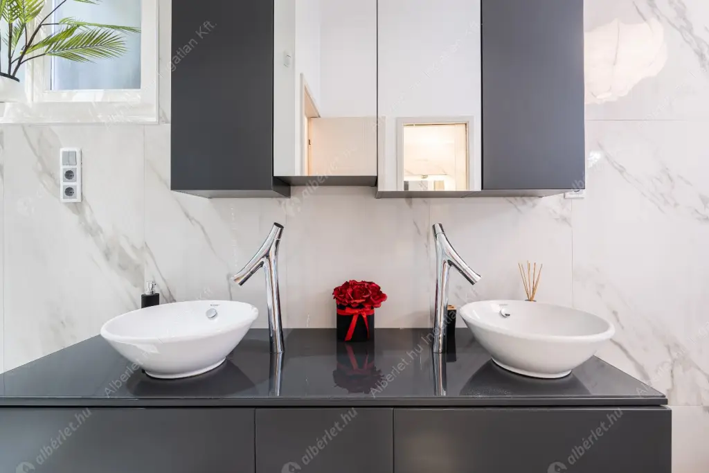 Kiadó albérlet 1290000 Ft/hó áron: Budapest, V. kerület  Kristóf tér. Mérete: 133 nm, 5 szobás | Alberlet.hu - 6551846