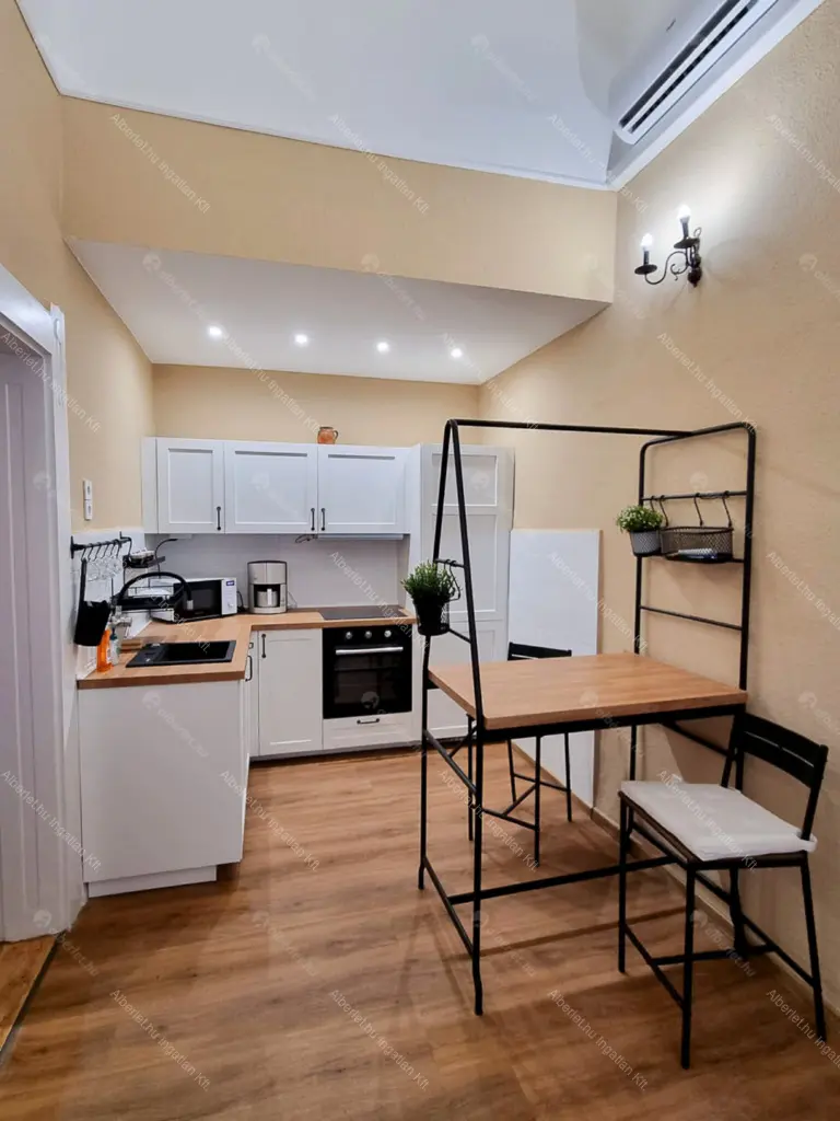 Kiadó albérlet 290000 Ft/hó áron: Budapest, V. kerület  Október 6. utca. Mérete: 40 nm, 1 szobás | Alberlet.hu - 6675012