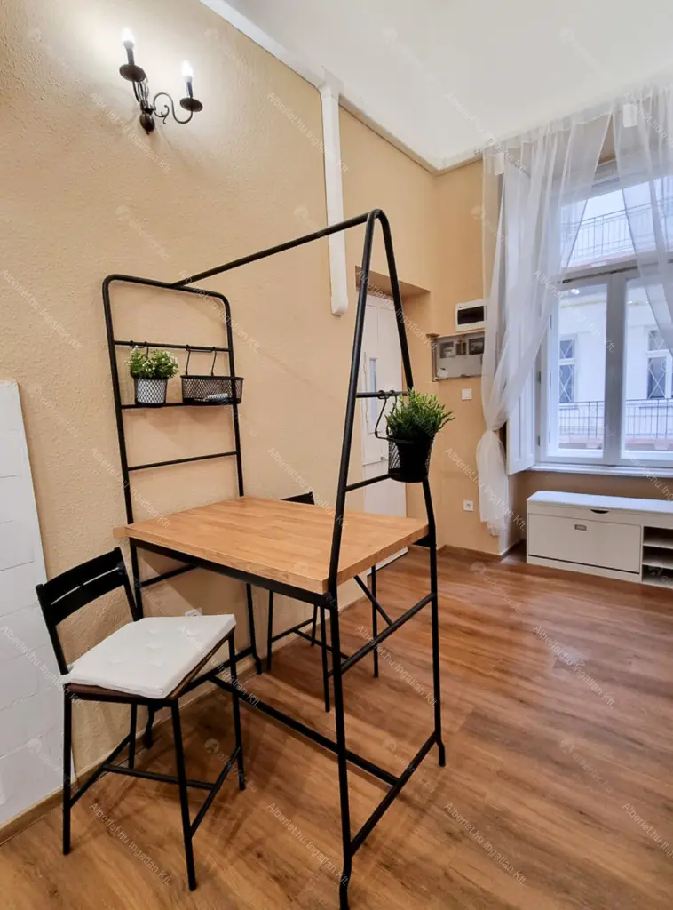 Kiadó albérlet 290000 Ft/hó áron: Budapest, V. kerület  Október 6. utca. Mérete: 40 nm, 1 szobás | Alberlet.hu - 6675019