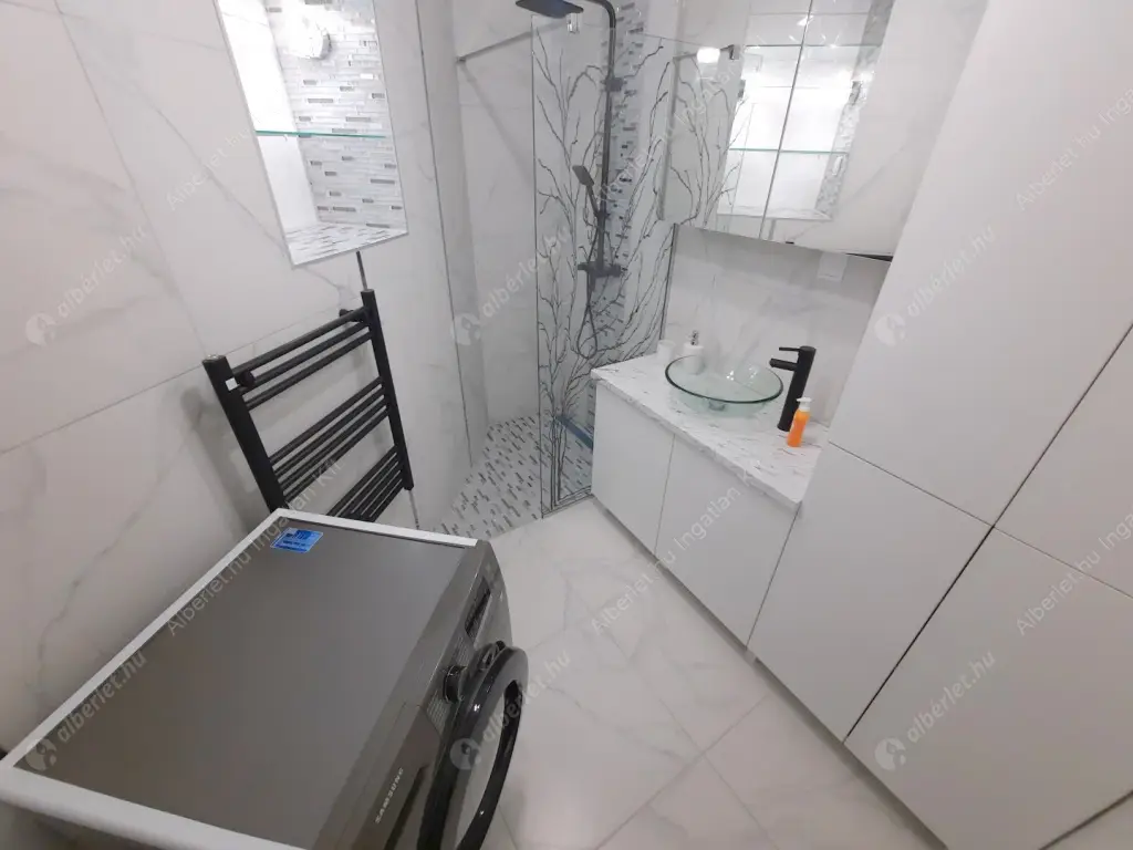 Kiadó albérlet 300000 Ft/hó áron: Budapest, V. kerület  Október 6. utca. Mérete: 52 nm, 1 szobás | Alberlet.hu - 6598030