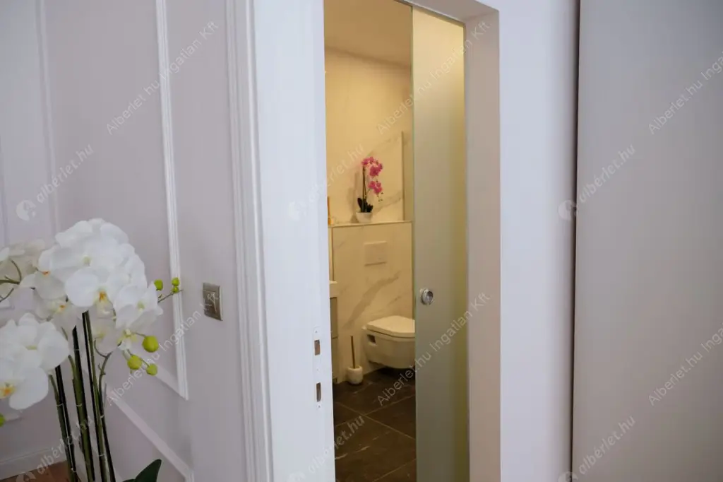 Kiadó albérlet 970000 Ft/hó áron: Budapest, V. kerület  Október 6. utca. Mérete: 90 nm, 2 szobás | Alberlet.hu - 6519342