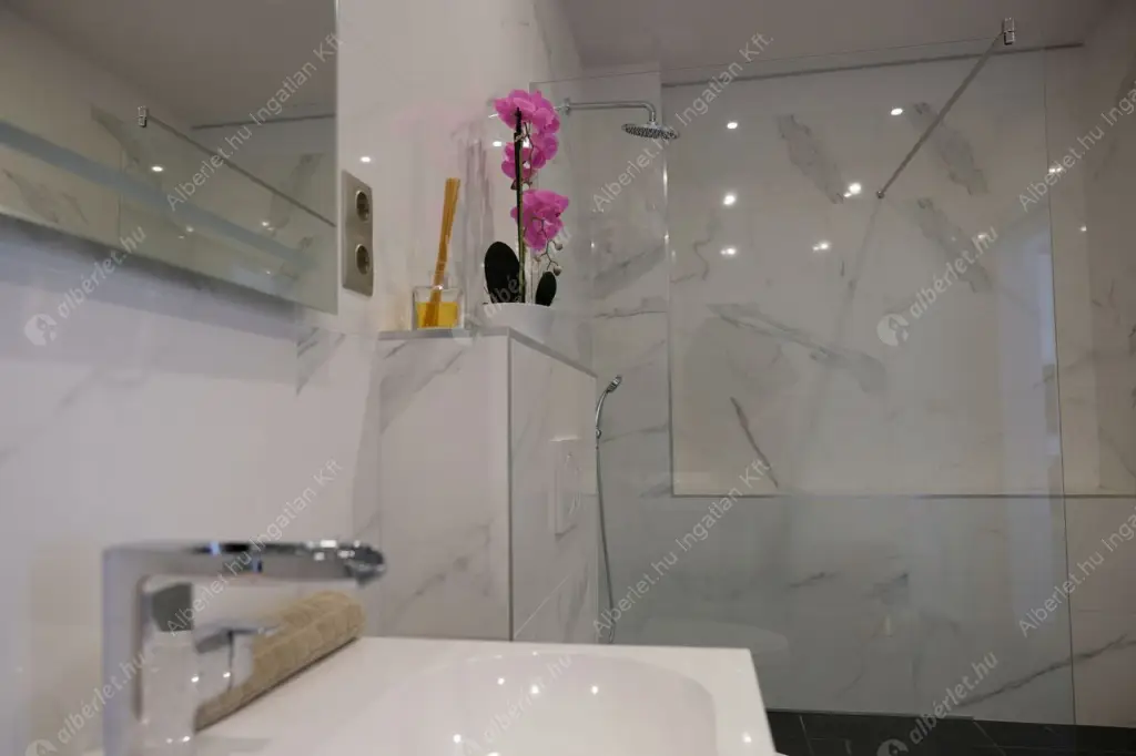 Kiadó albérlet 970000 Ft/hó áron: Budapest, V. kerület  Október 6. utca. Mérete: 90 nm, 2 szobás | Alberlet.hu - 6519343