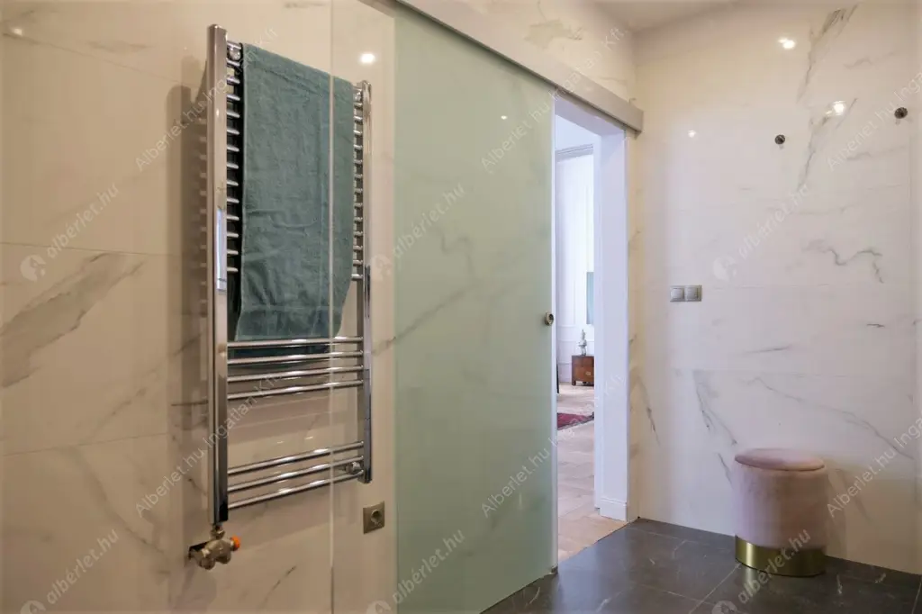 Kiadó albérlet 970000 Ft/hó áron: Budapest, V. kerület  Október 6. utca. Mérete: 90 nm, 2 szobás | Alberlet.hu - 6519345