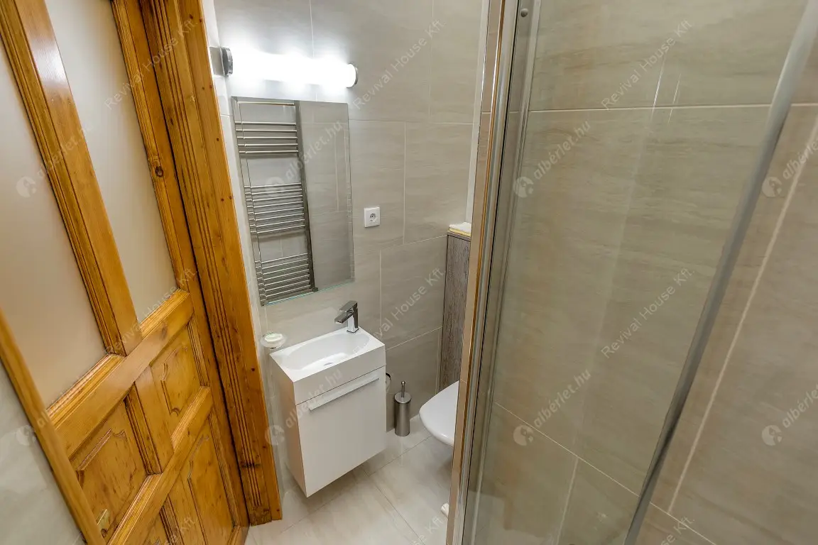 Kiadó albérlet 648000 Ft/hó áron: Budapest, V. kerület  Október 6. utca. Mérete: 90 nm, 3 szobás | Alberlet.hu - 6593327