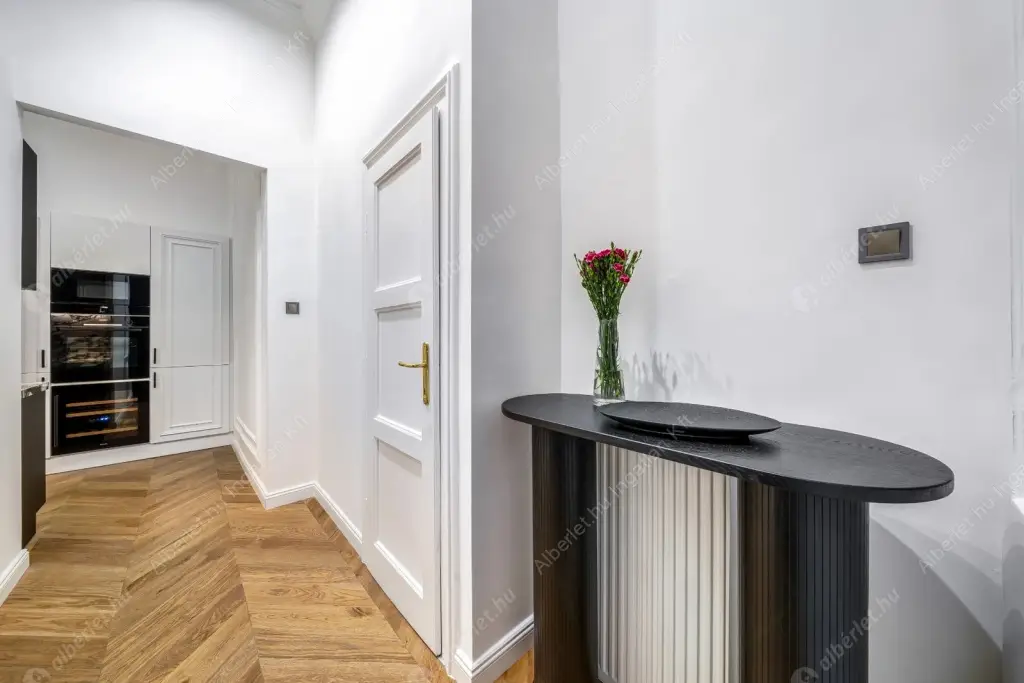 Kiadó albérlet 1000000 Ft/hó áron: Budapest, V. kerület  Párizsi utca. Mérete: 81 nm, 3 szobás | Alberlet.hu - 6633952