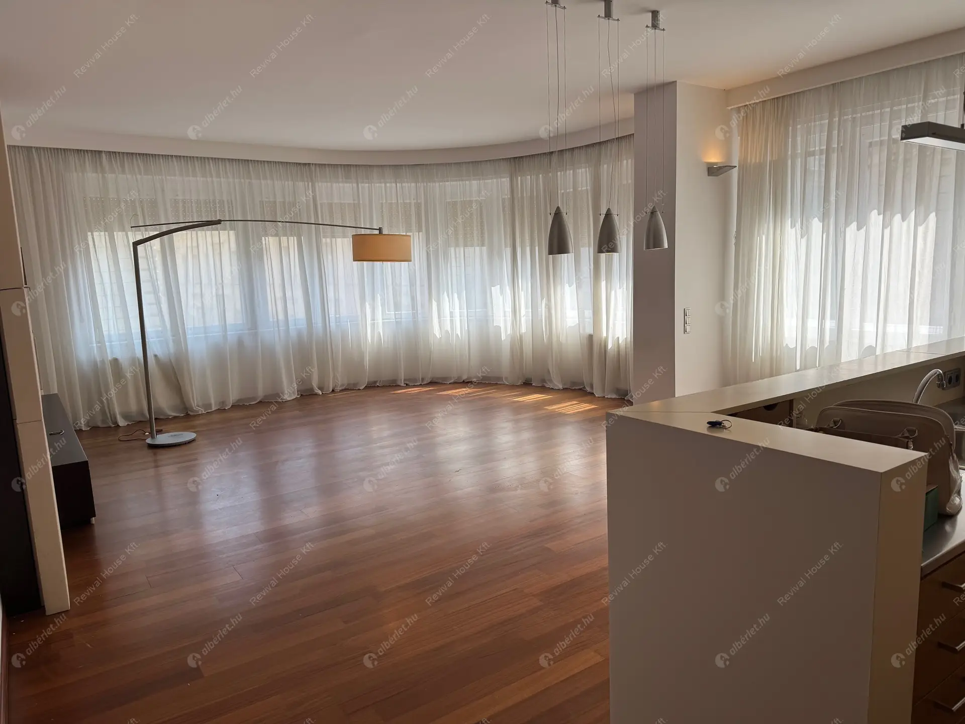 Kiadó albérlet 500000 Ft/hó áron: Budapest, V. kerület  Petőfi Sándor utca. Mérete: 120 nm, 3 szobás | Alberlet.hu - 6533321