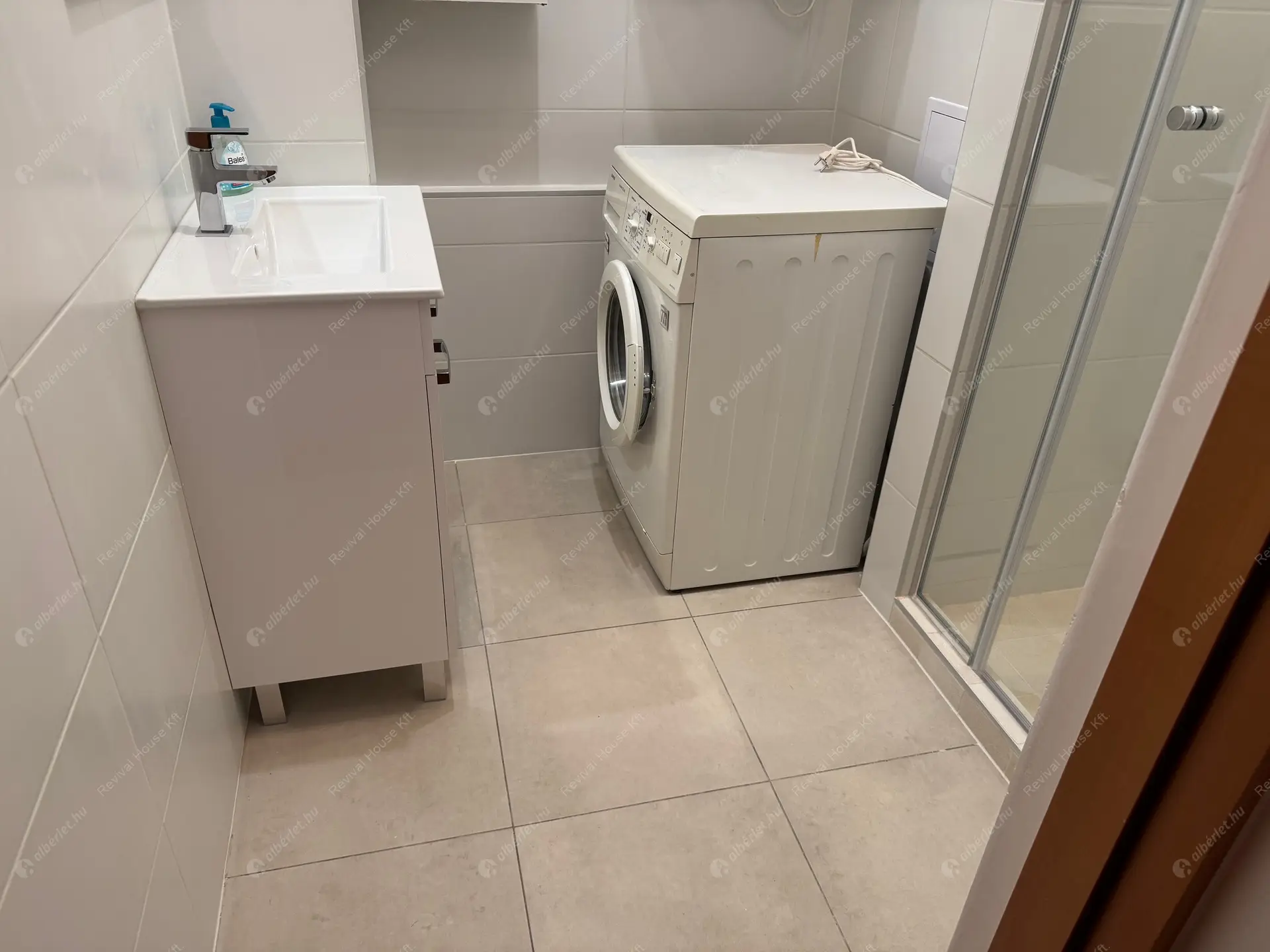 Kiadó albérlet 500000 Ft/hó áron: Budapest, V. kerület  Petőfi Sándor utca. Mérete: 120 nm, 3 szobás | Alberlet.hu - 6533327