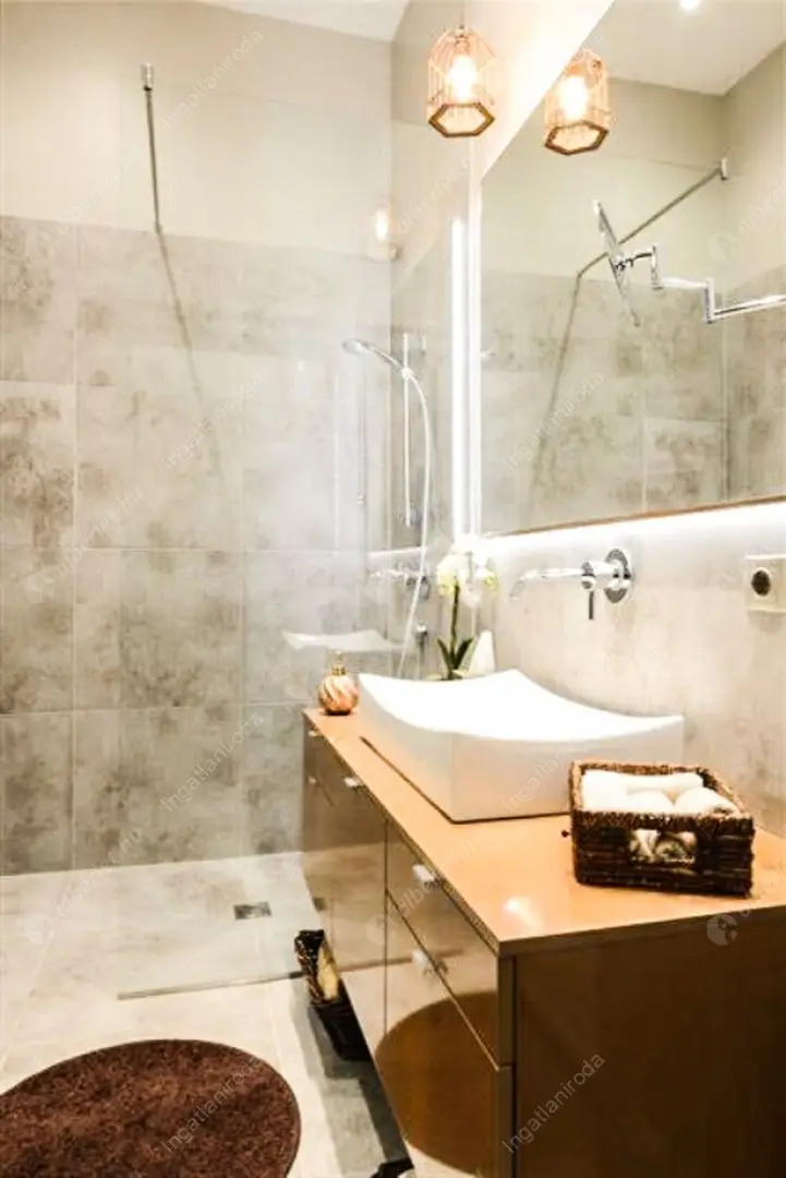 Kiadó albérlet 423000 Ft/hó áron: Budapest, V. kerület  Petőfi Sándor utca. Mérete: 81 nm, 2 szobás | Alberlet.hu - 5853078