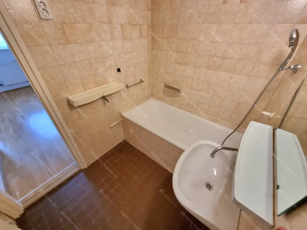 Kiadó albérlet 279000 Ft/hó áron: Budapest, V. kerület  Semmelweis utca. Mérete: 60 nm, 3 szobás | Alberlet.hu - 6692030