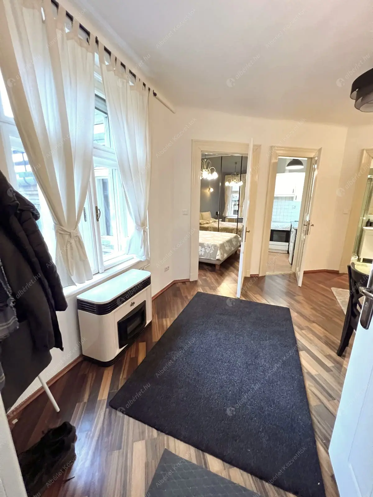 Kiadó albérlet 260000 Ft/hó áron: Budapest, V. kerület  Szervita tér. Mérete: 32 nm, 1 szobás | Alberlet.hu - 6595814