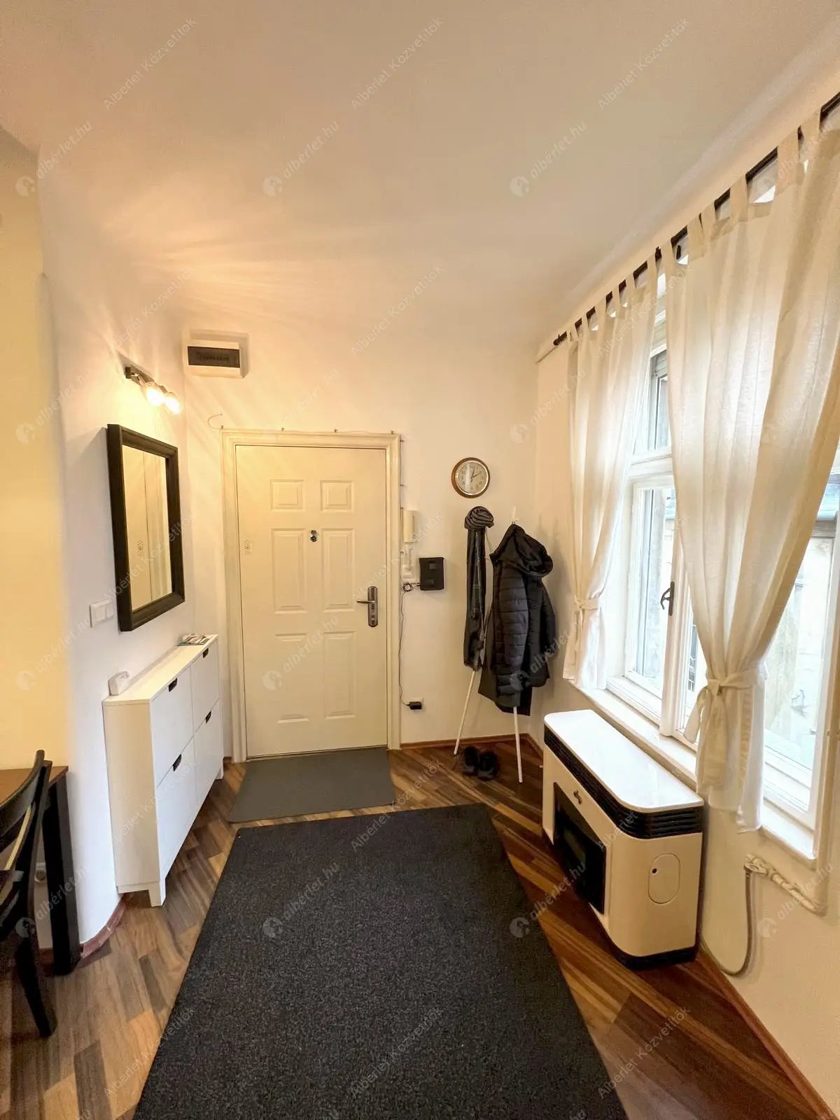 Kiadó albérlet 260000 Ft/hó áron: Budapest, V. kerület  Szervita tér. Mérete: 32 nm, 1 szobás | Alberlet.hu - 6595815