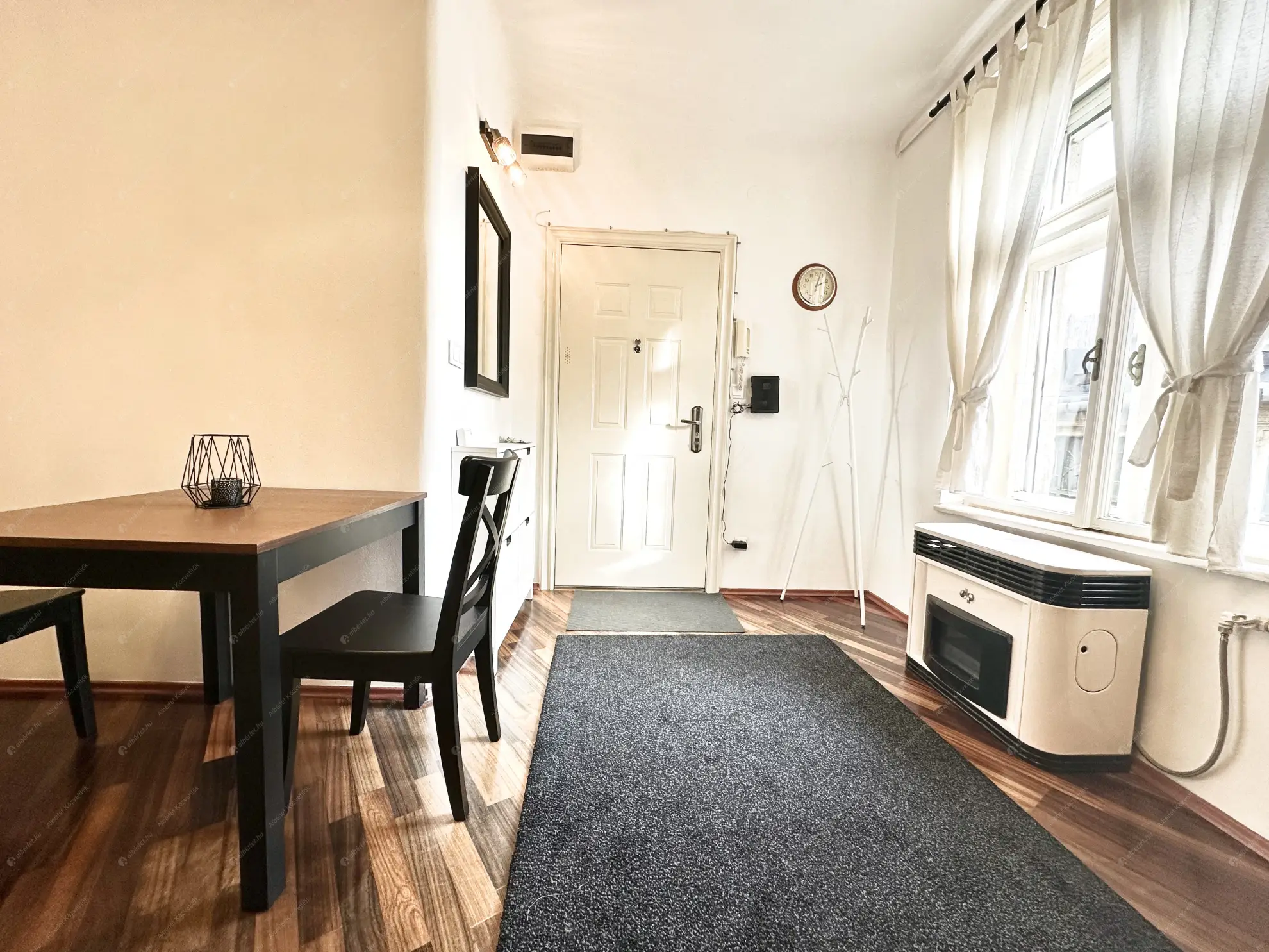 Kiadó albérlet 250000 Ft/hó áron: Budapest, V. kerület  Szervita tér. Mérete: 32 nm, 1 szobás | Alberlet.hu - 6598515