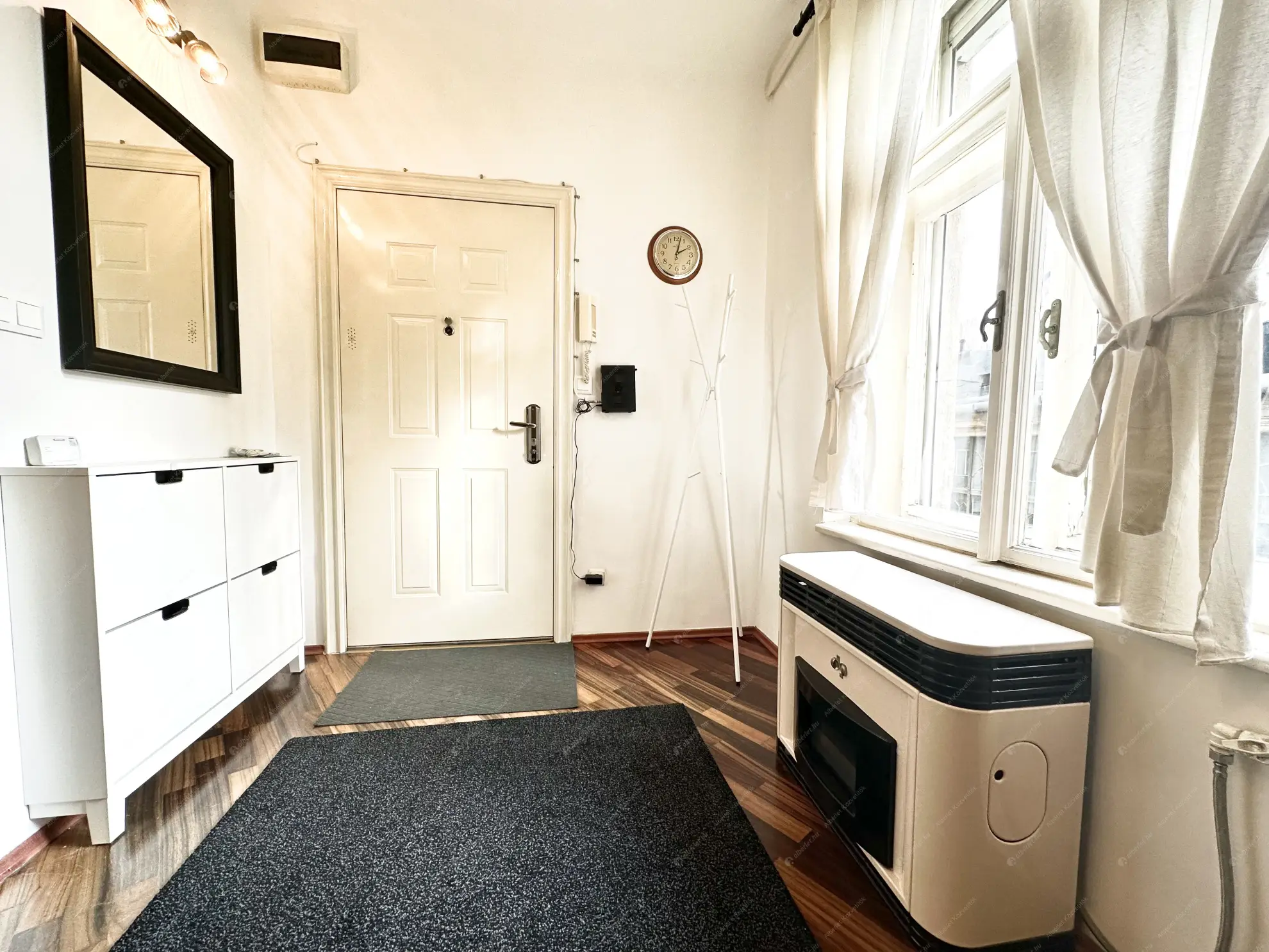 Kiadó albérlet 250000 Ft/hó áron: Budapest, V. kerület  Szervita tér. Mérete: 32 nm, 1 szobás | Alberlet.hu - 6598517