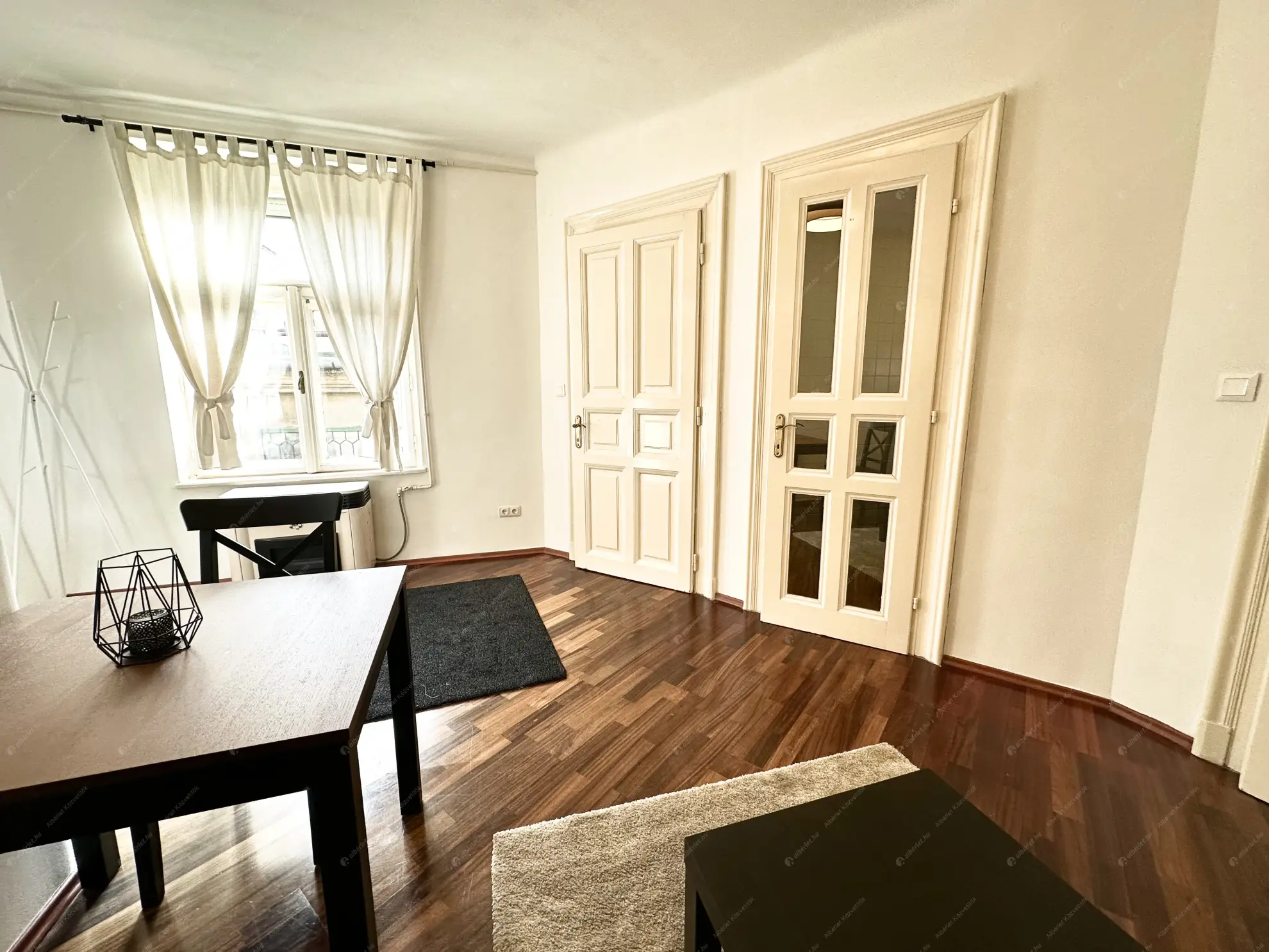 Kiadó albérlet 250000 Ft/hó áron: Budapest, V. kerület  Szervita tér. Mérete: 32 nm, 1 szobás | Alberlet.hu - 6598522