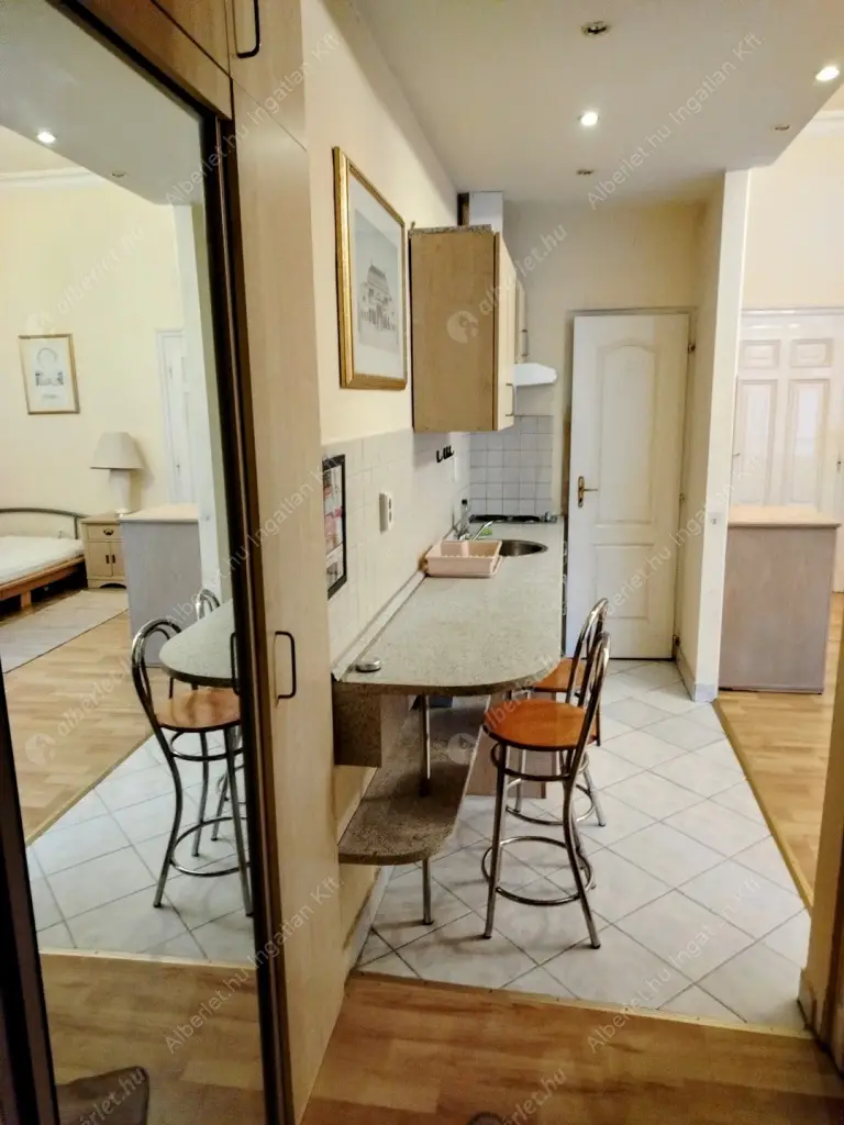 Kiadó albérlet 200000 Ft/hó áron: Budapest, V. kerület  Váci utca. Mérete: 38 nm, 1 szobás | Alberlet.hu - 6620200