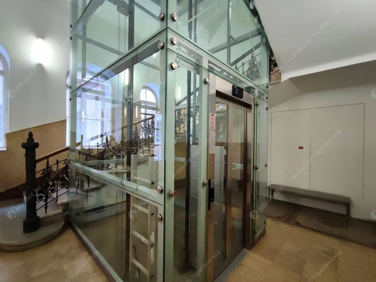 Kiadó albérlet 1159000 Ft/hó áron: Budapest, V. kerület  Veres Pálné utca. Mérete: 125 nm, 3 szobás | Alberlet.hu - 6493817