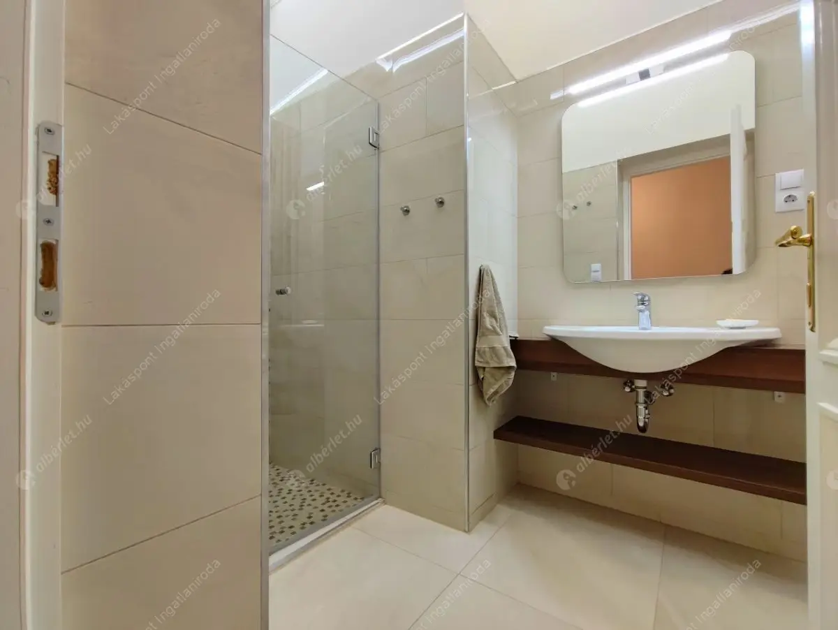 Kiadó albérlet 1159000 Ft/hó áron: Budapest, V. kerület  Veres Pálné utca. Mérete: 125 nm, 3 szobás | Alberlet.hu - 6493826