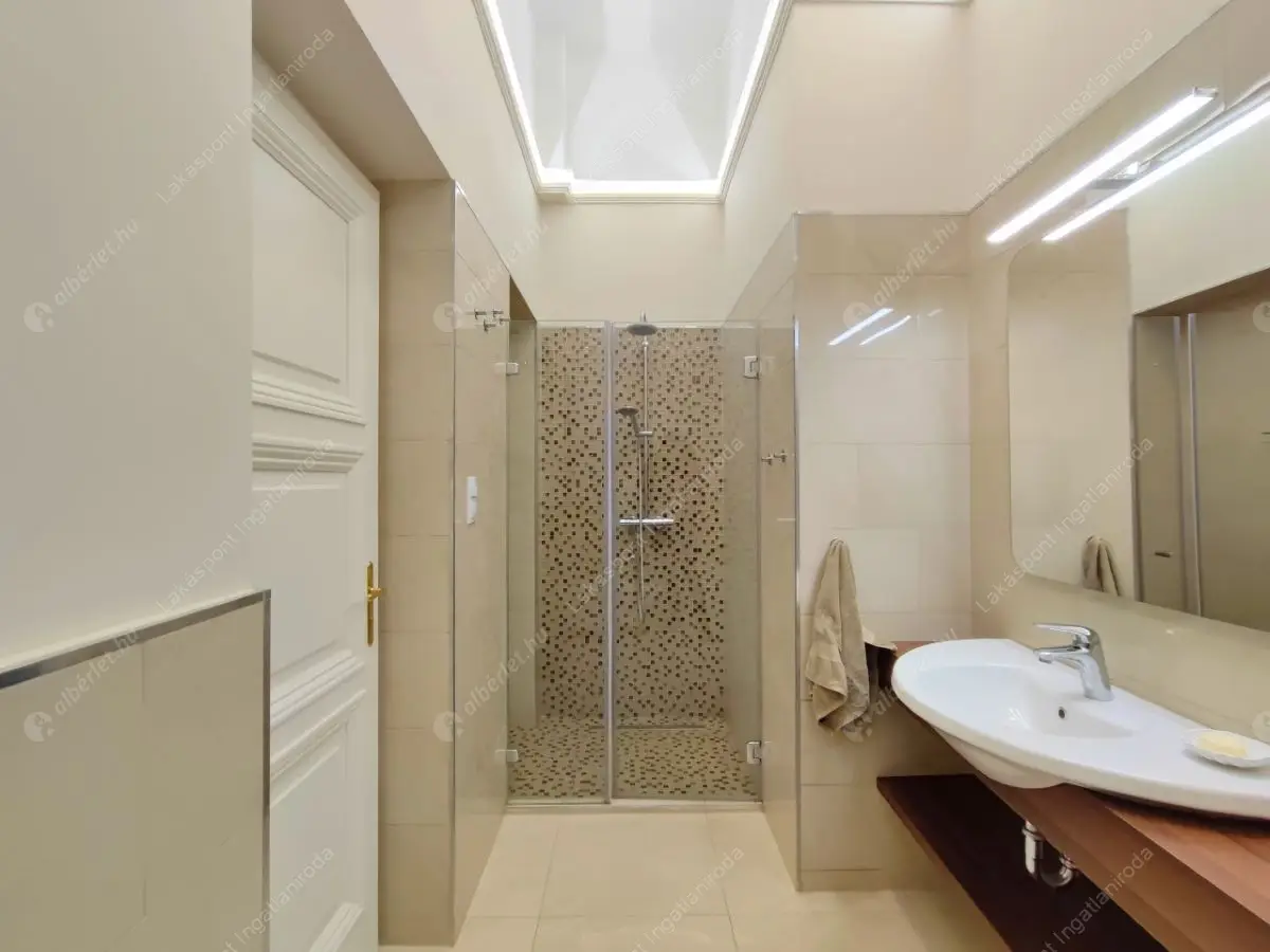 Kiadó albérlet 1159000 Ft/hó áron: Budapest, V. kerület  Veres Pálné utca. Mérete: 125 nm, 3 szobás | Alberlet.hu - 6493827