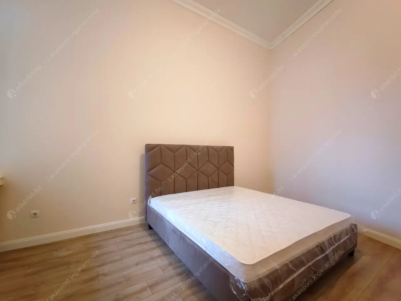 Kiadó albérlet 1159000 Ft/hó áron: Budapest, V. kerület  Veres Pálné utca. Mérete: 125 nm, 3 szobás | Alberlet.hu - 6493828