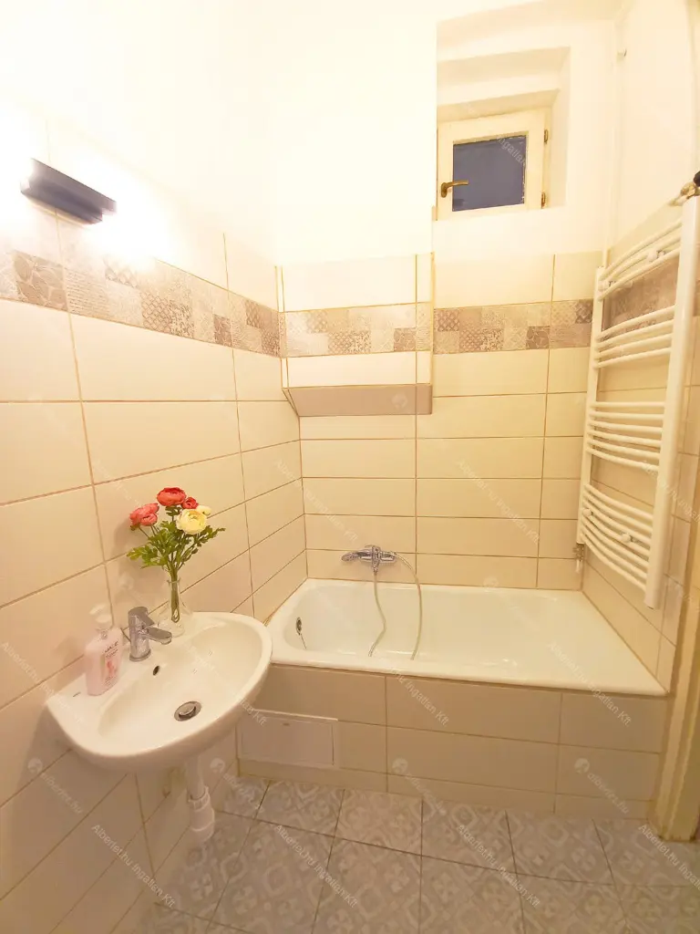 Kiadó albérlet 215000 Ft/hó áron: Budapest, V. kerület  Veres Pálné utca. Mérete: 31 nm, 1 szobás | Alberlet.hu - 6642989