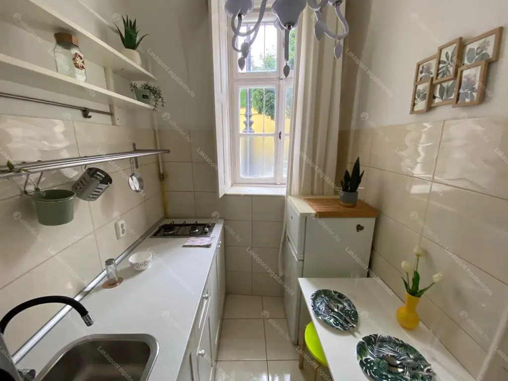 Kiadó albérlet 220000 Ft/hó áron: Budapest, V. kerület  Veres Pálné utca. Mérete: 35 nm, 1 szobás | Alberlet.hu - 6697310