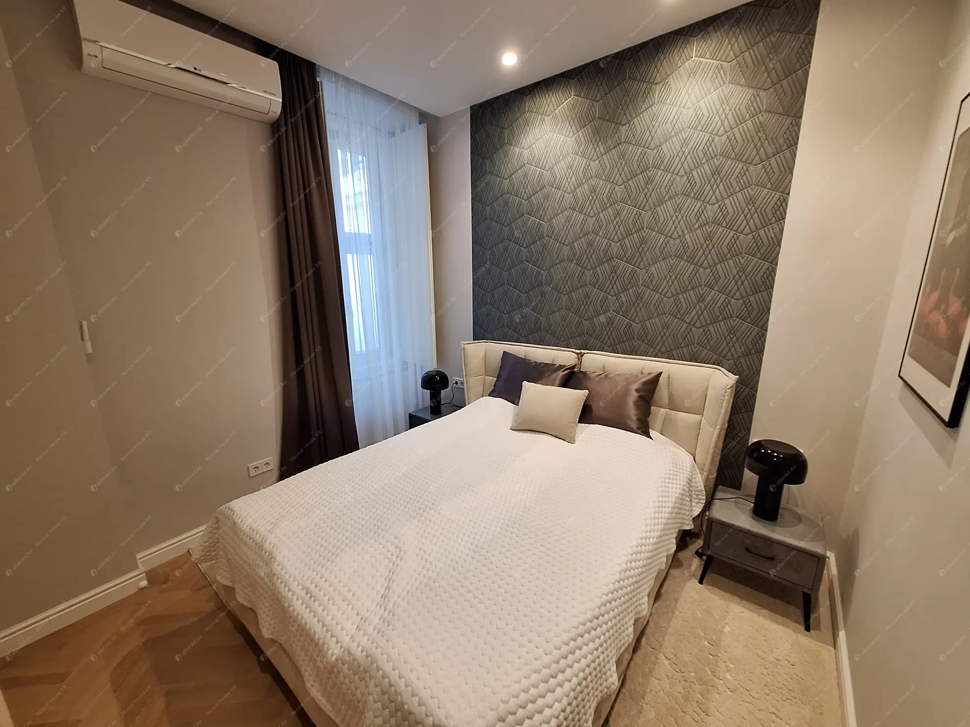 Kiadó albérlet 656000 Ft/hó áron: Budapest, V. kerület  Vörösmarty tér. Mérete: 70 nm, 2 szobás | Alberlet.hu - 6618220