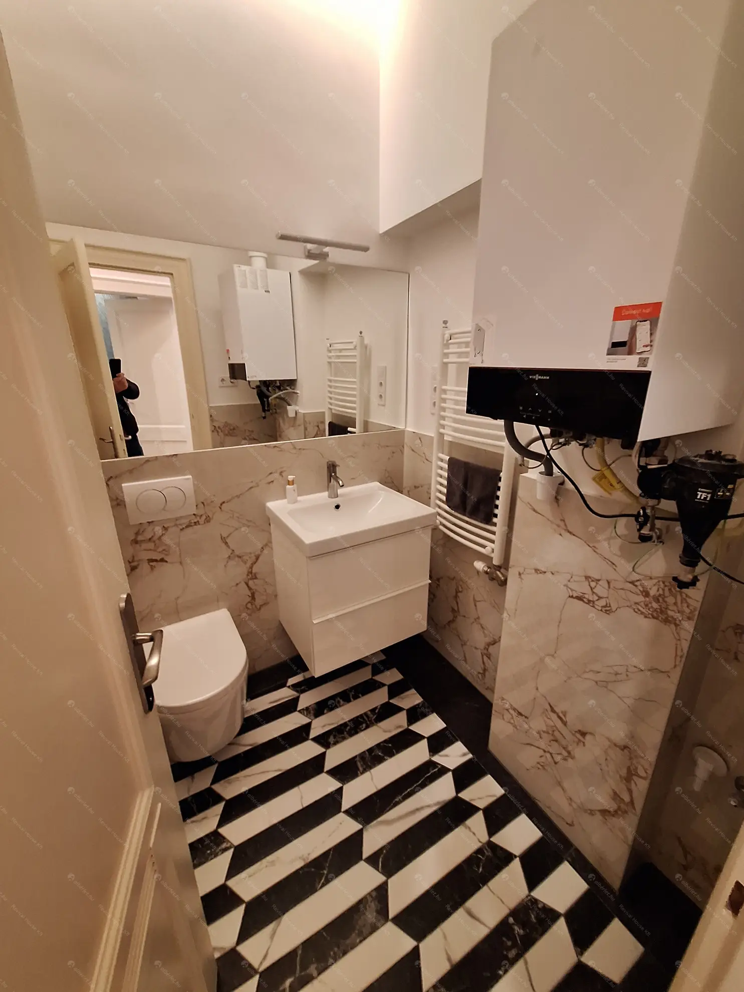 Kiadó albérlet 656000 Ft/hó áron: Budapest, V. kerület  Vörösmarty tér. Mérete: 70 nm, 2 szobás | Alberlet.hu - 6618221