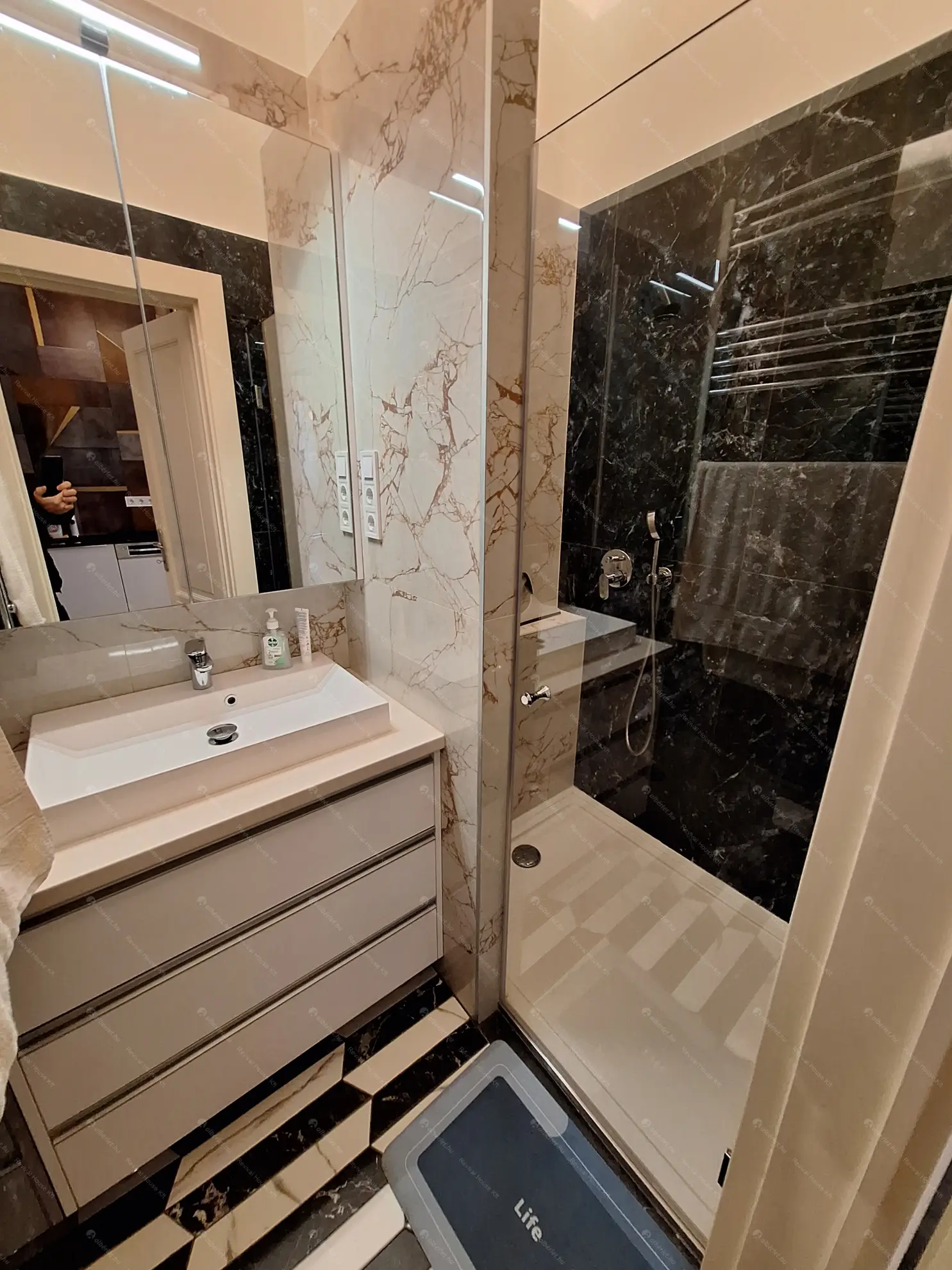 Kiadó albérlet 656000 Ft/hó áron: Budapest, V. kerület  Vörösmarty tér. Mérete: 70 nm, 2 szobás | Alberlet.hu - 6618222