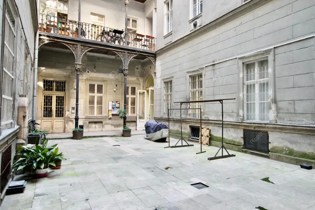 Kiadó albérlet 280000 Ft/hó áron: Budapest, V. kerület  Zoltán utca. Mérete: 65 nm, 1 szobás | Alberlet.hu - 6584665