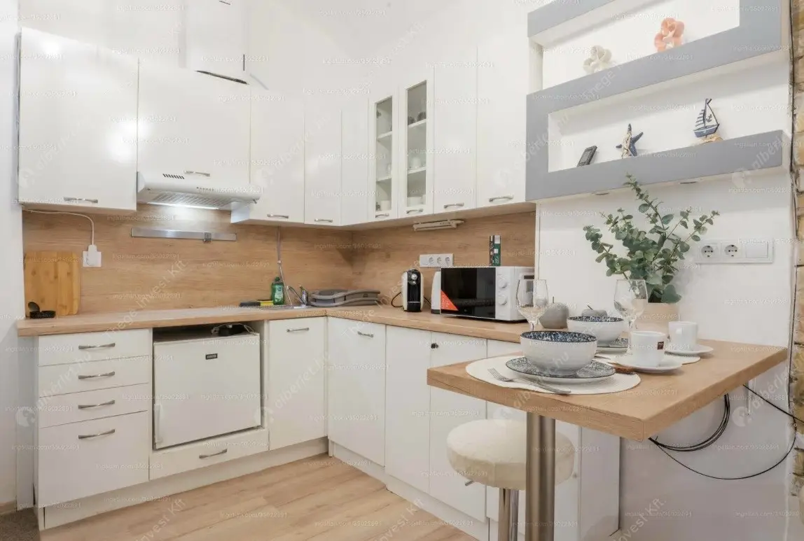 Kiadó albérlet 235000 Ft/hó áron: Budapest, VI. kerület  Andrássy út. Mérete: 20 nm, 1 szobás | Alberlet.hu - 6576104