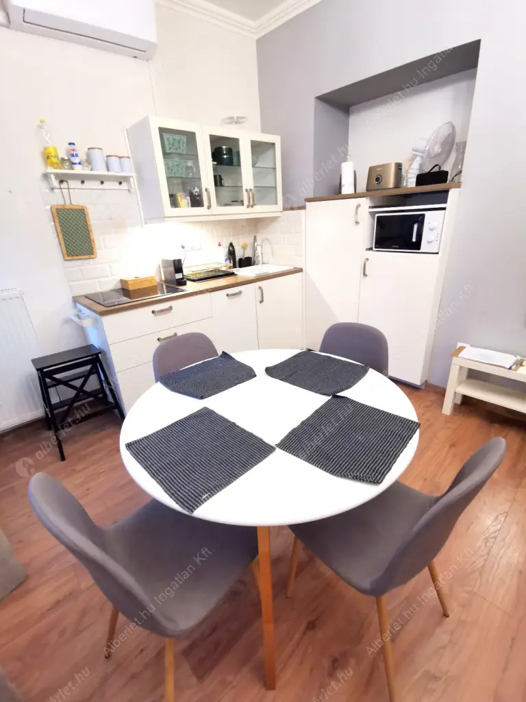 Kiadó albérlet 275000 Ft/hó áron: Budapest, VI. kerület  Andrássy út. Mérete: 40 nm, 1 szobás | Alberlet.hu - 6583008