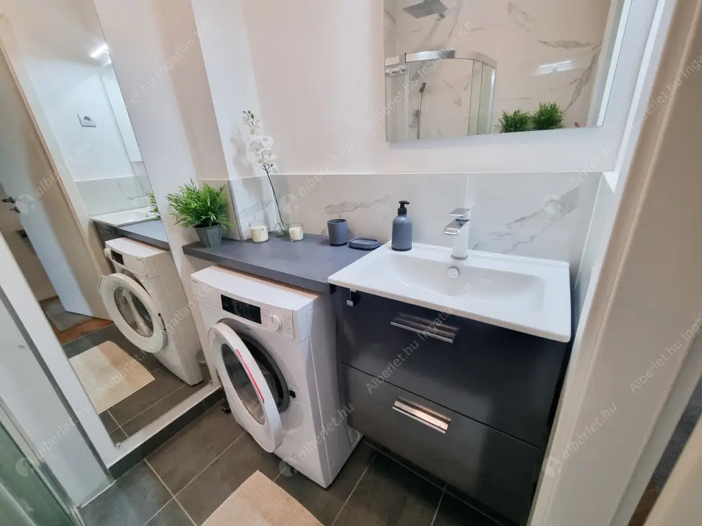 Kiadó albérlet 299000 Ft/hó áron: Budapest, VI. kerület  Andrássy út. Mérete: 57 nm, 1 szobás | Alberlet.hu - 6558474