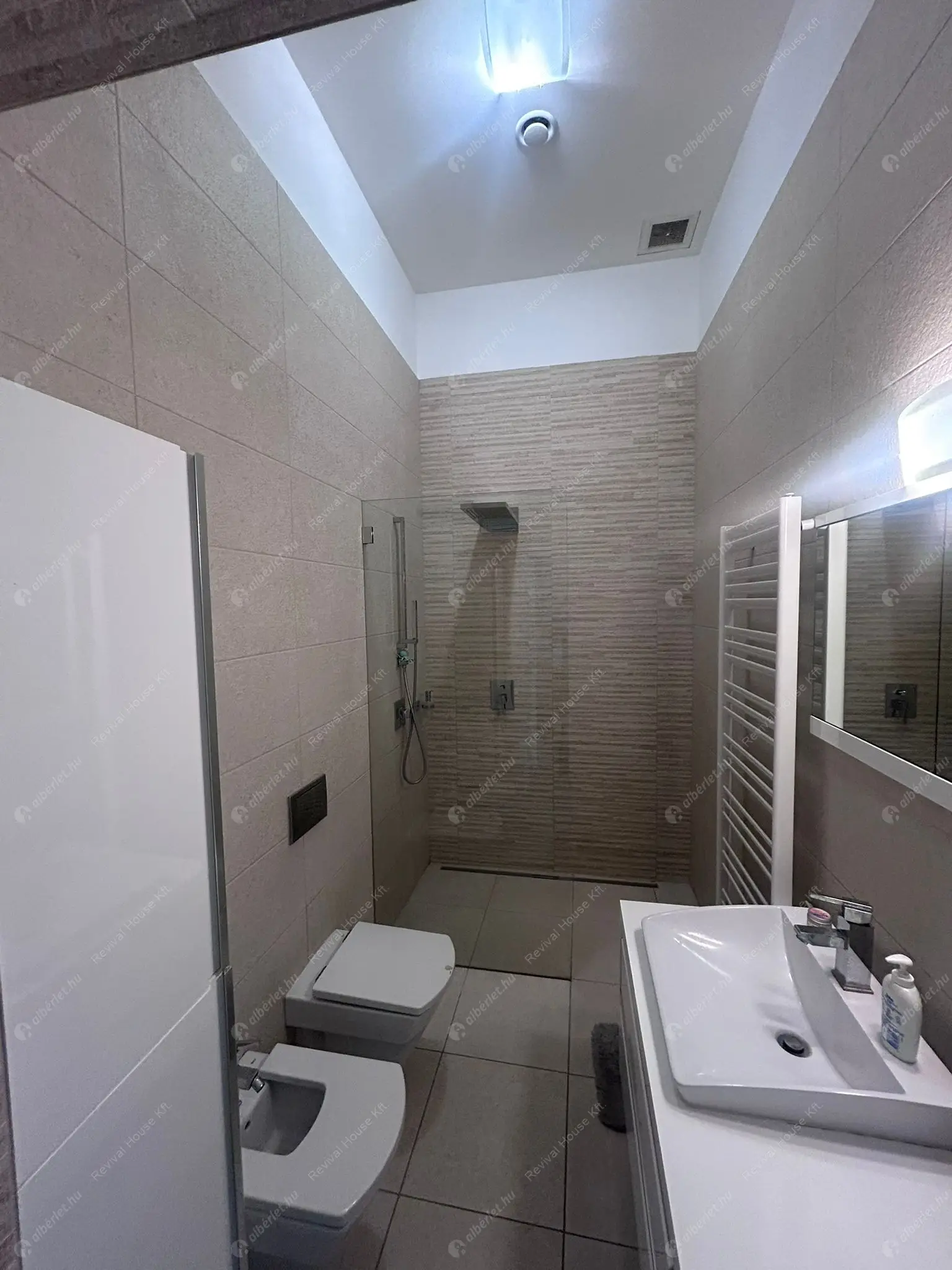 Kiadó albérlet 722000 Ft/hó áron: Budapest, VI. kerület  Andrássy út. Mérete: 80 nm, 3 szobás | Alberlet.hu - 6625111