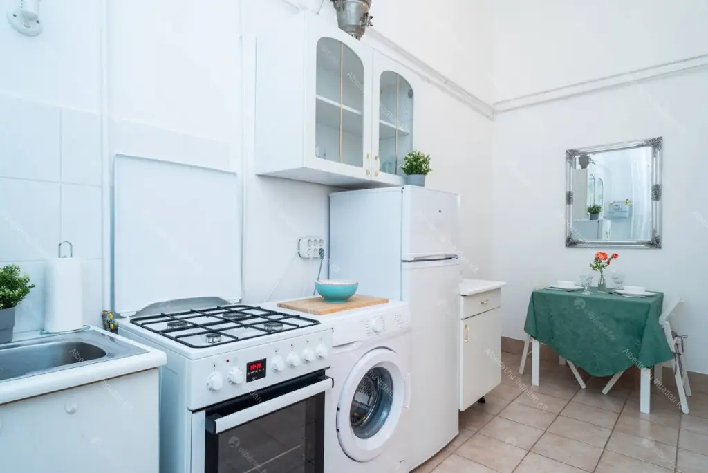 Kiadó albérlet 273000 Ft/hó áron: Budapest, VI. kerület  Bajza utca. Mérete: 57 nm, 1 szobás | Alberlet.hu - 6687349