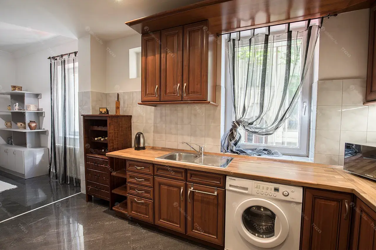 Kiadó albérlet 490000 Ft/hó áron: Budapest, VI. kerület  Dózsa György út. Mérete: 110 nm, 3 szobás | Alberlet.hu - 6645921