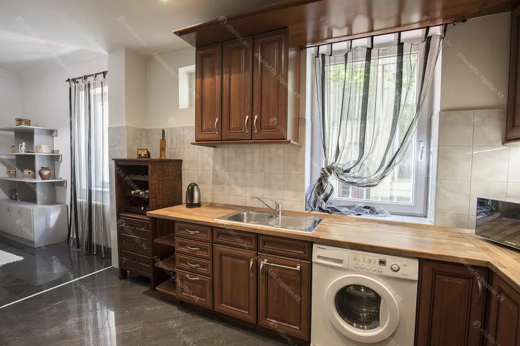 Kiadó albérlet 440000 Ft/hó áron: Budapest, VI. kerület  Dózsa György út. Mérete: 110 nm, 3 szobás | Alberlet.hu - 6655025