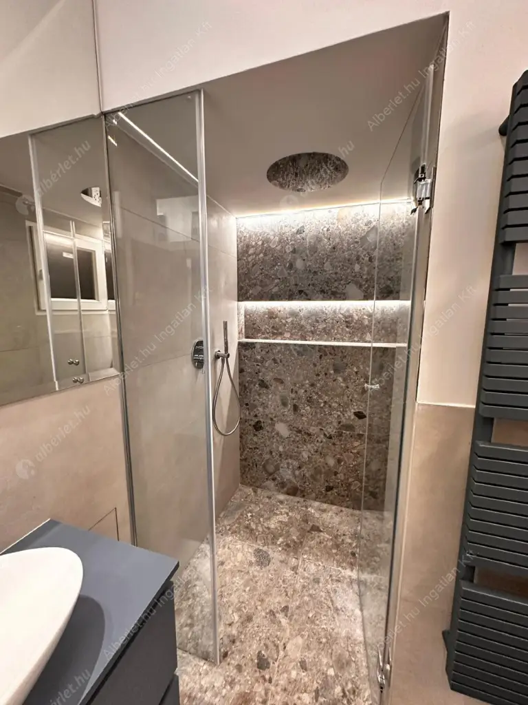 Kiadó albérlet 740000 Ft/hó áron: Budapest, VI. kerület  Eötvös utca. Mérete: 75 nm, 3 szobás | Alberlet.hu - 6615665