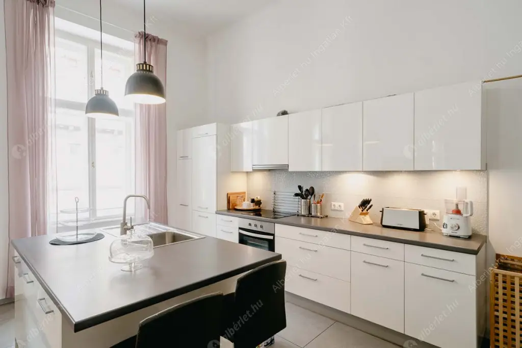 Kiadó albérlet 385000 Ft/hó áron: Budapest, VI. kerület  Hunyadi tér. Mérete: 104 nm, 3 szobás | Alberlet.hu - 6616917