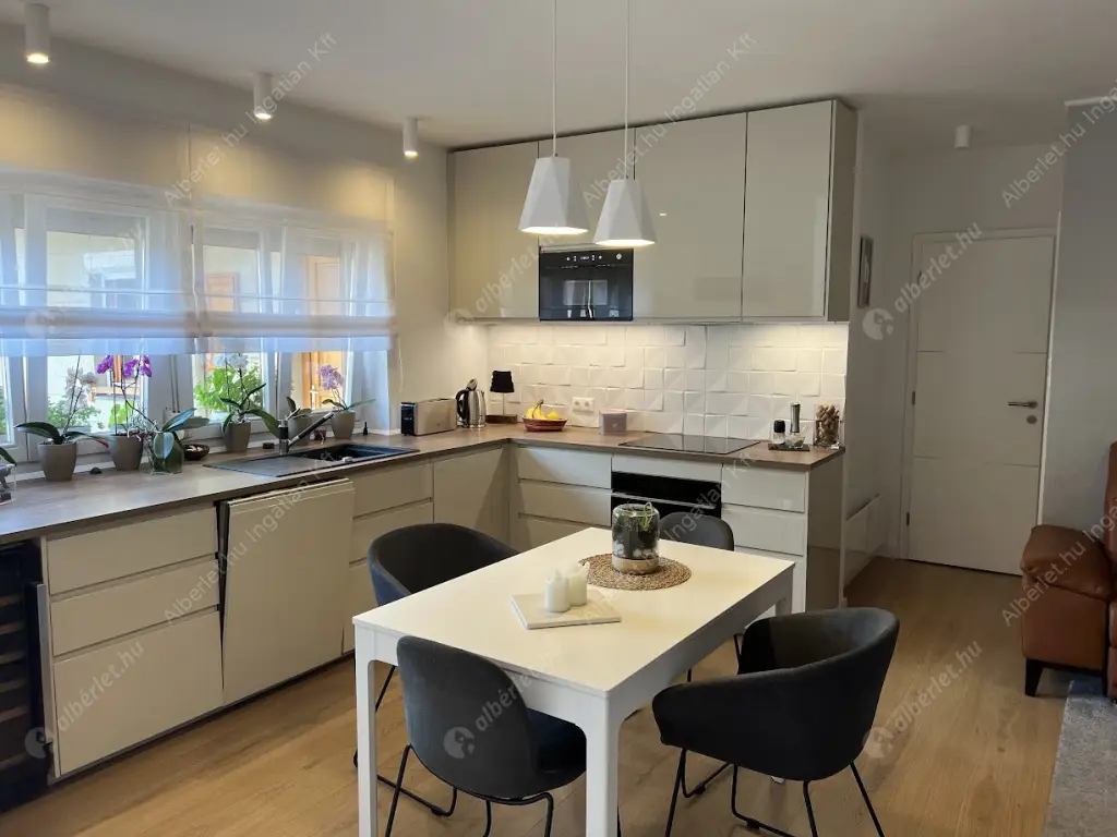 Kiadó albérlet 400000 Ft/hó áron: Budapest, VI. kerület  Hunyadi tér. Mérete: 75 nm, 3 szobás | Alberlet.hu - 6636914