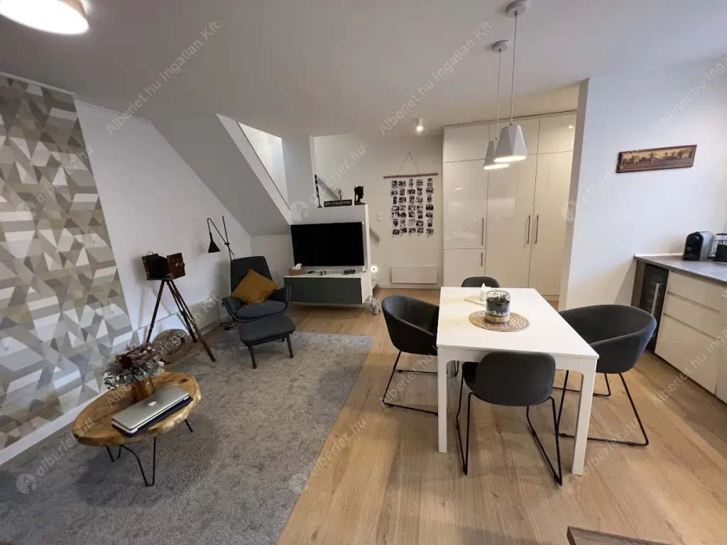 Kiadó albérlet 400000 Ft/hó áron: Budapest, VI. kerület  Hunyadi tér. Mérete: 75 nm, 3 szobás | Alberlet.hu - 6636915