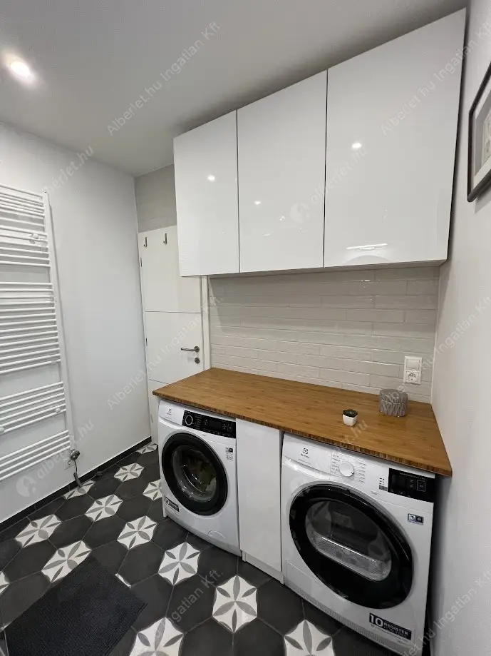 Kiadó albérlet 400000 Ft/hó áron: Budapest, VI. kerület  Hunyadi tér. Mérete: 75 nm, 3 szobás | Alberlet.hu - 6636924