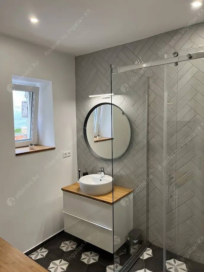 Kiadó albérlet 400000 Ft/hó áron: Budapest, VI. kerület  Hunyadi tér. Mérete: 75 nm, 3 szobás | Alberlet.hu - 6636930