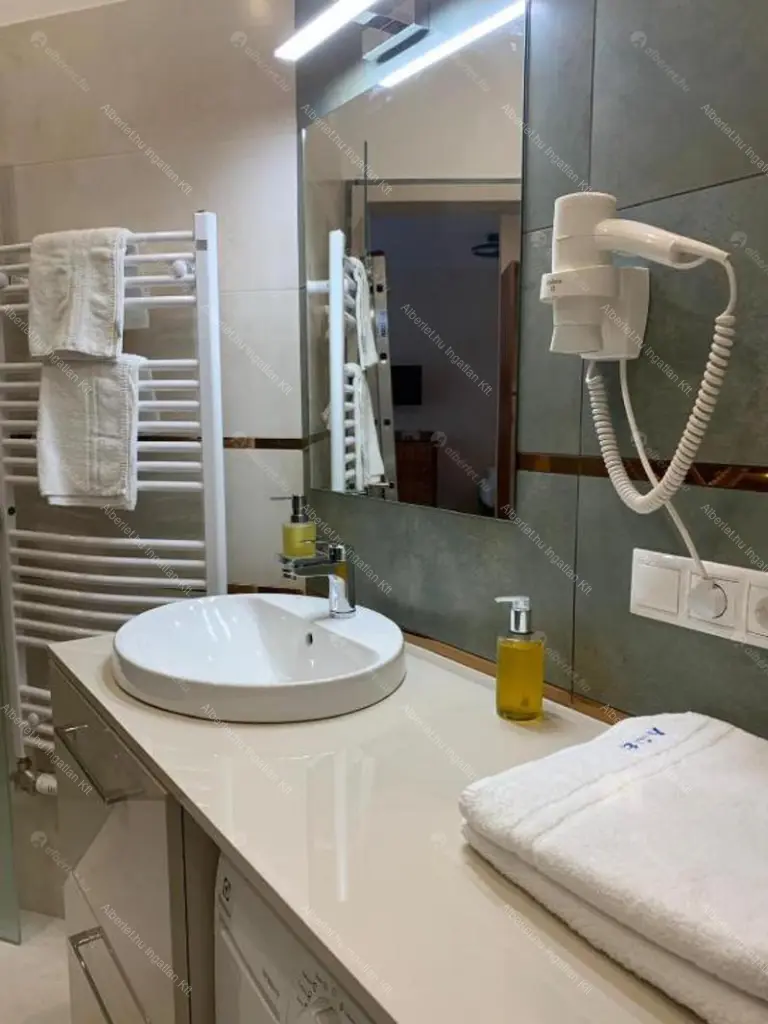 Kiadó albérlet 980000 Ft/hó áron: Budapest, VI. kerület  Izabella utca. Mérete: 134 nm, 4 szobás | Alberlet.hu - 6658450