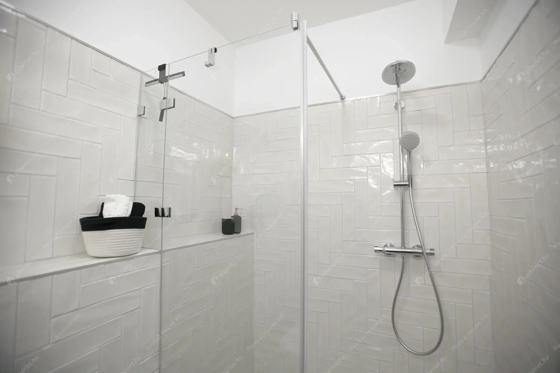 Kiadó albérlet 1400000 Ft/hó áron: Budapest, VI. kerület  Jókai utca. Mérete: 136 nm, 4 szobás | Alberlet.hu - 6304691