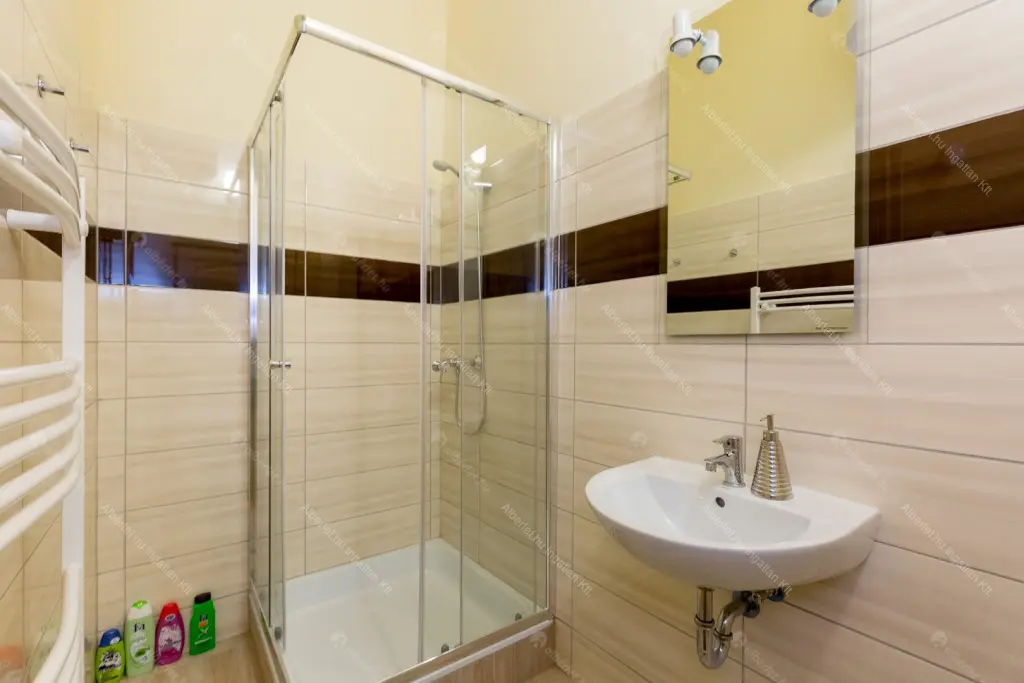 Kiadó albérlet 390000 Ft/hó áron: Budapest, VI. kerület  Király utca. Mérete: 71 nm, 3 szobás | Alberlet.hu - 6673585