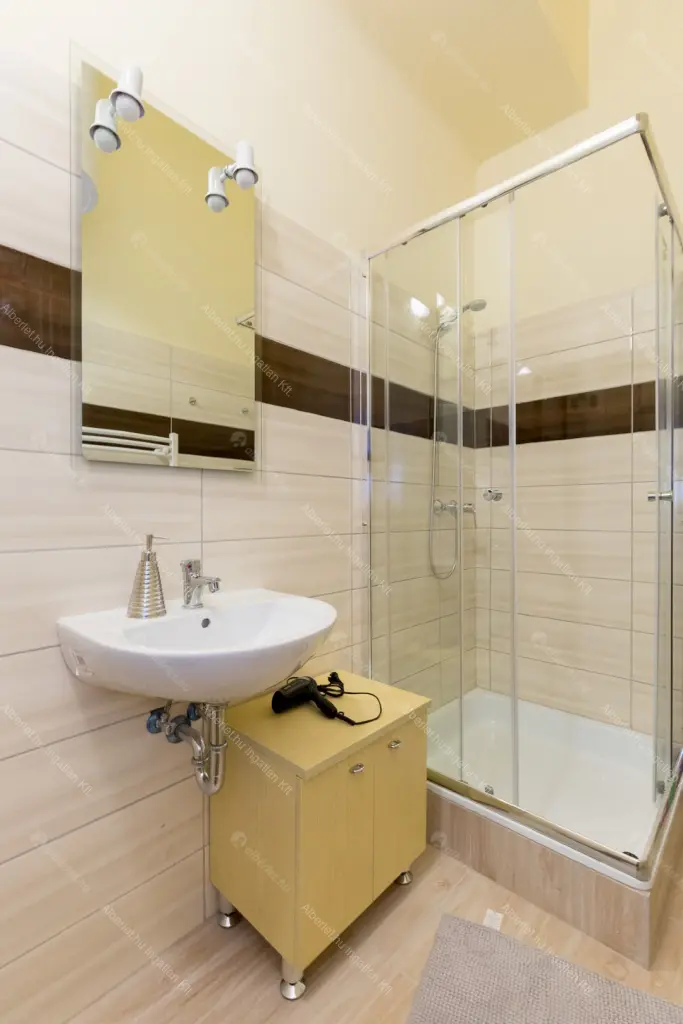 Kiadó albérlet 390000 Ft/hó áron: Budapest, VI. kerület  Király utca. Mérete: 71 nm, 3 szobás | Alberlet.hu - 6673587