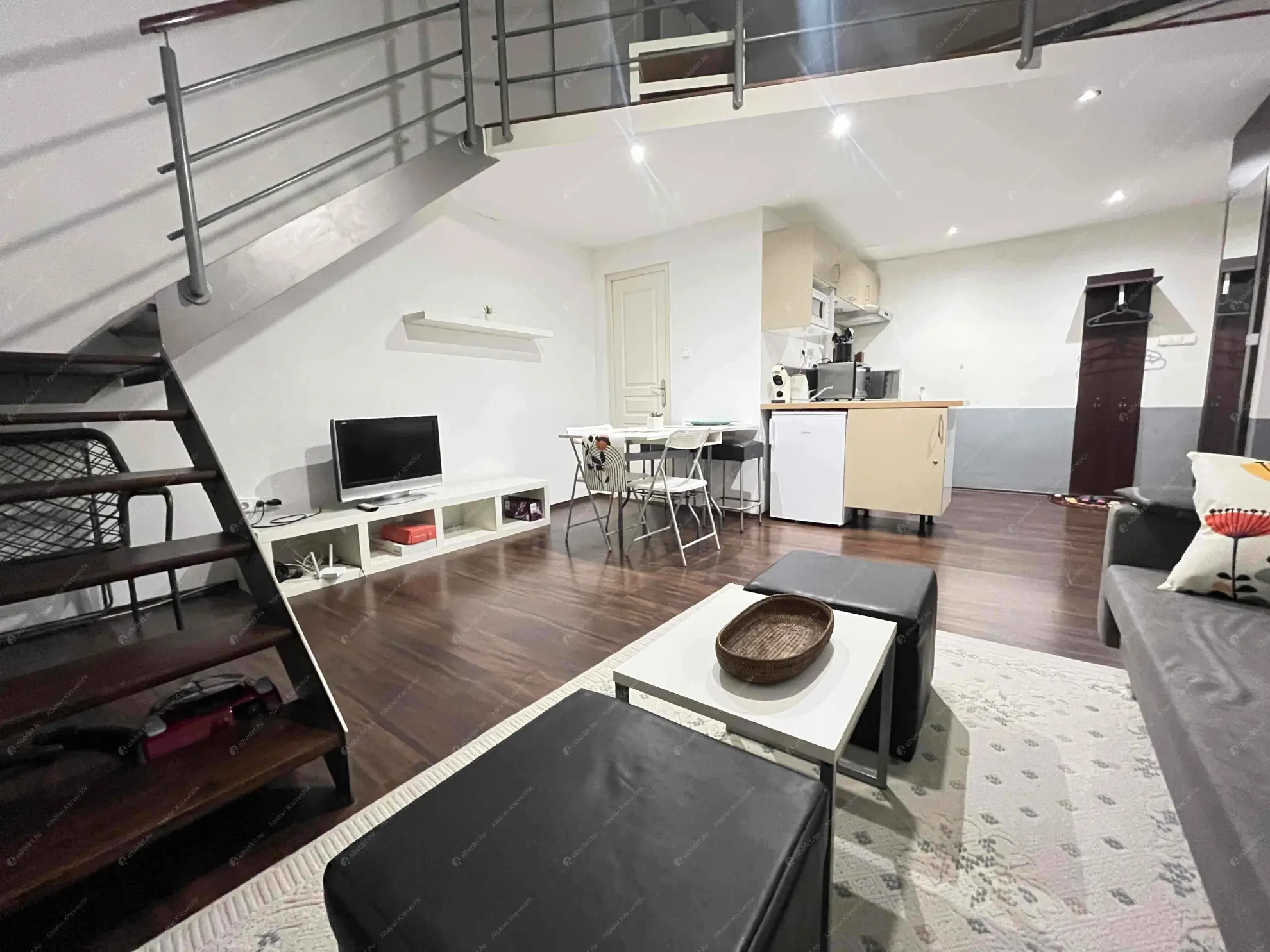 Kiadó albérlet 220000 Ft/hó áron: Budapest, VI. kerület  Lázár utca. Mérete: 27 nm, 1 szobás | Alberlet.hu - 6595917